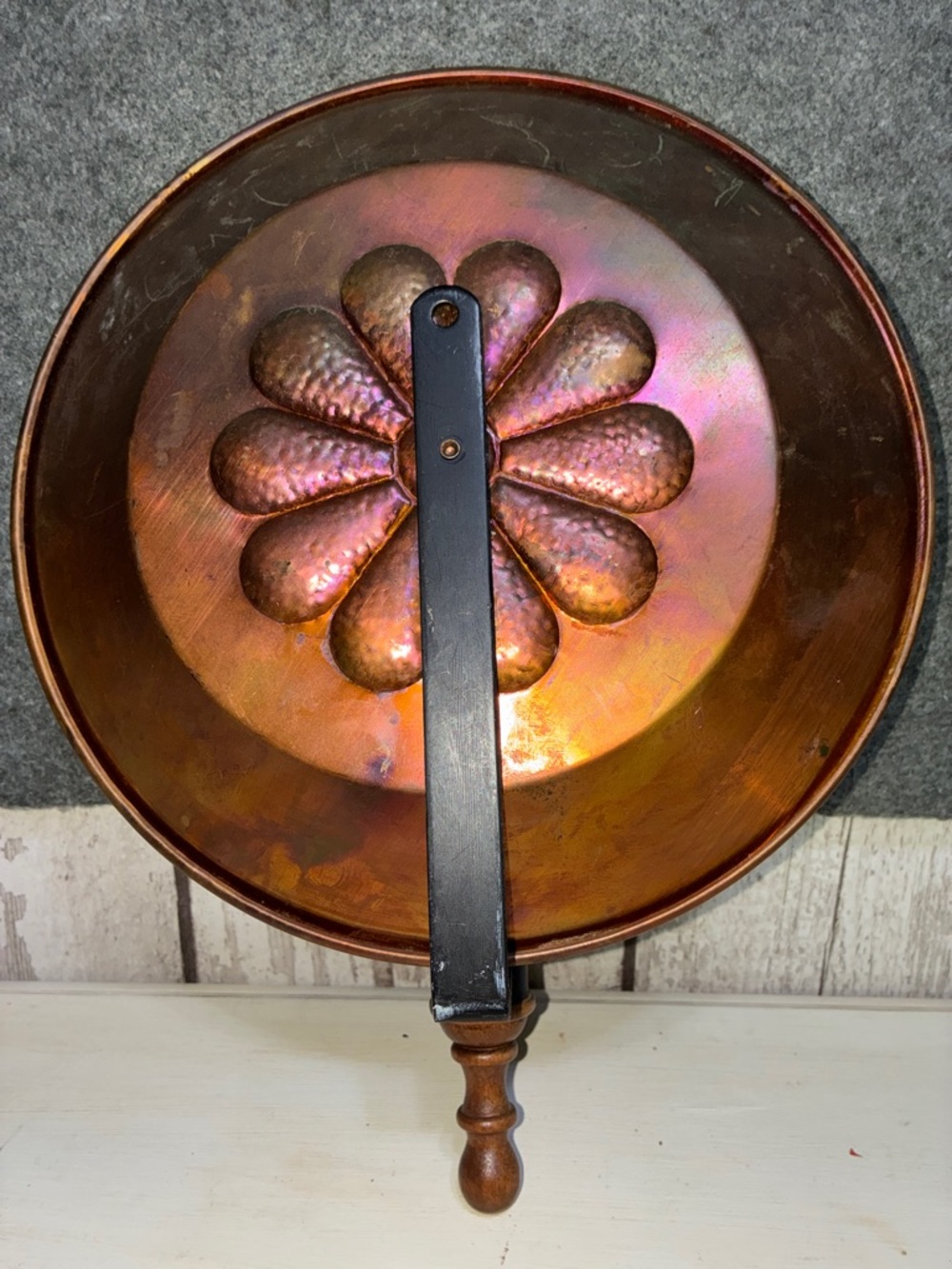 Source Unknown Copper Wall Sconce with Floral Medallion - Picture 4 of 4